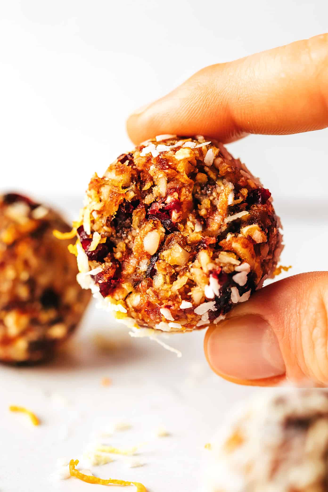 Energy Bites de amêndoa e laranja com cranberry