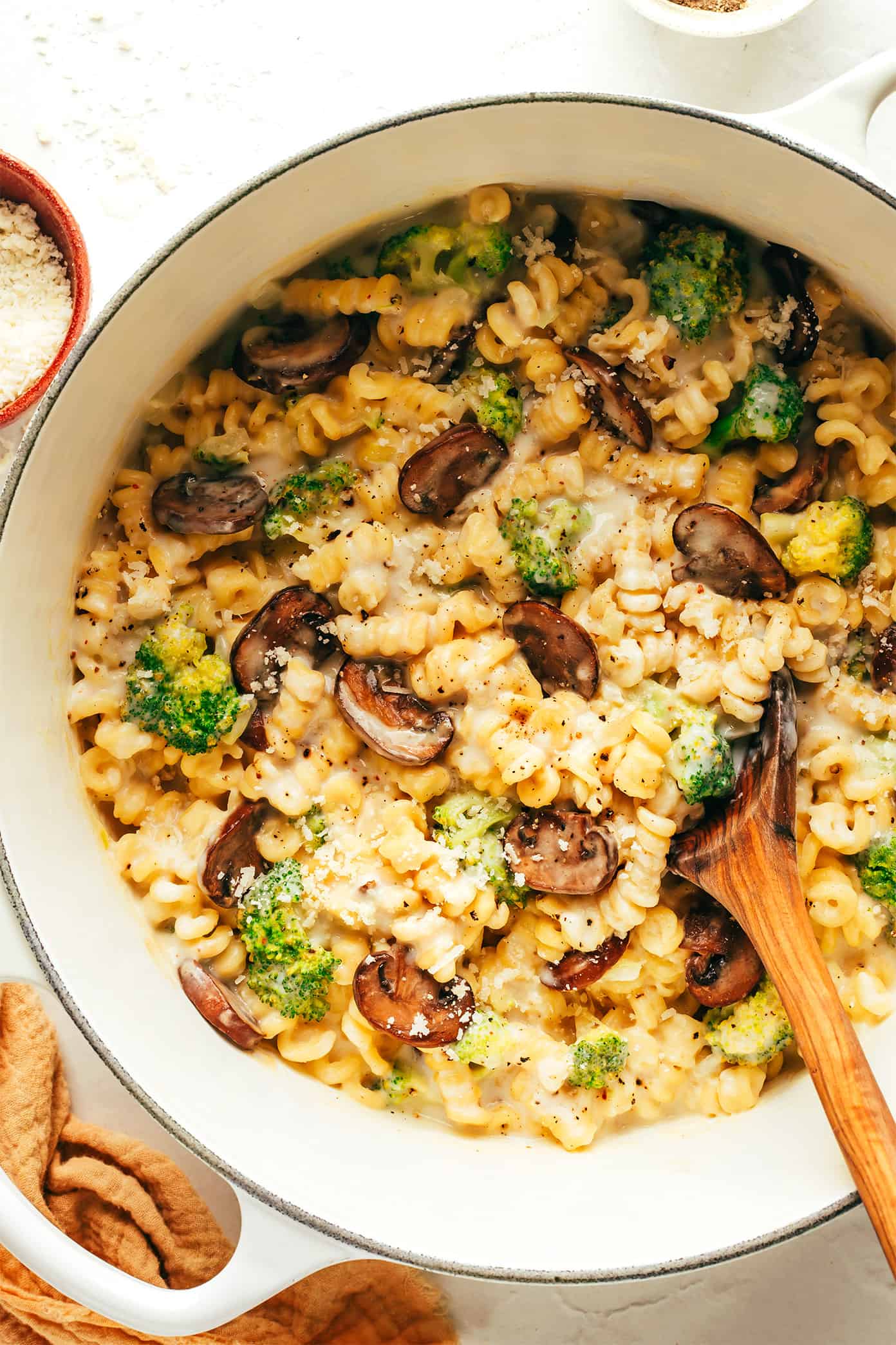 Macarrão com queijo de brócolis em uma panela