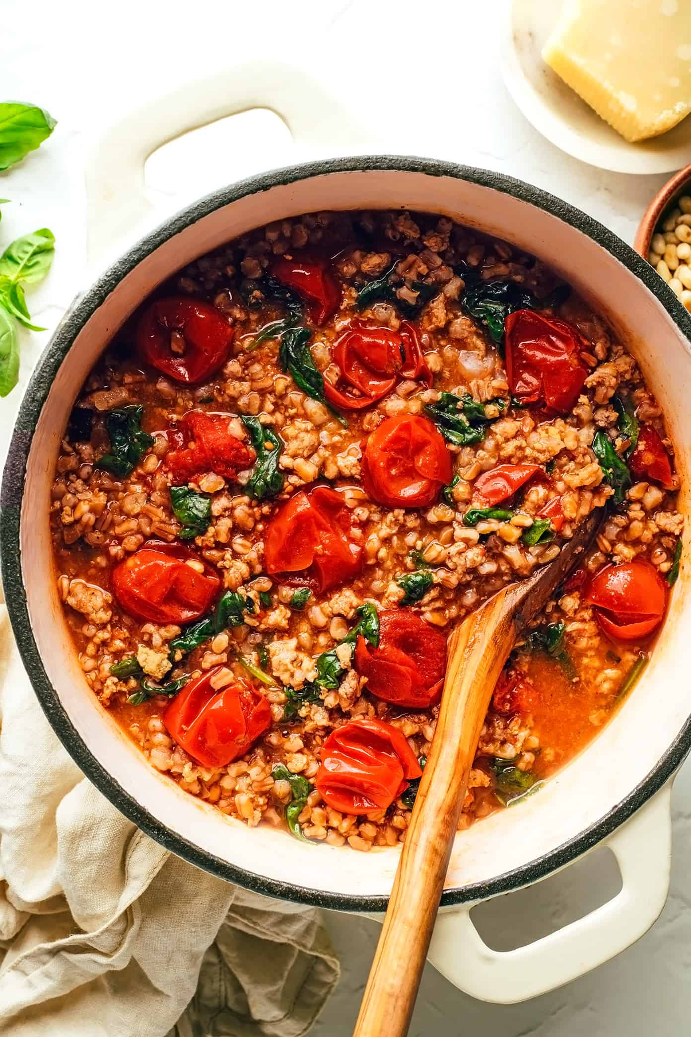 Farro de uma panela com linguiça italiana e tomate