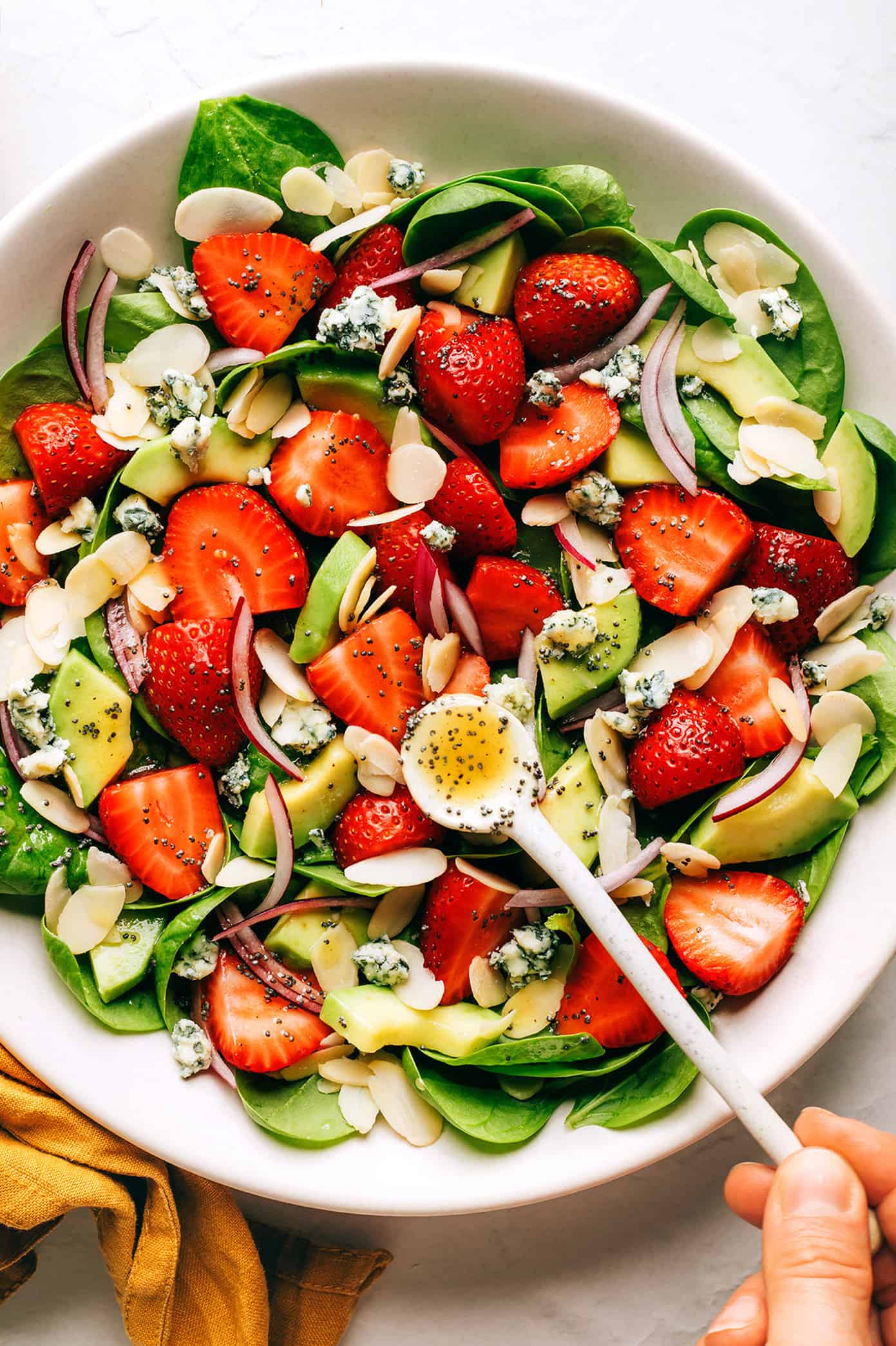 Salada de espinafre com abacate e morango e molho de semente de papoula