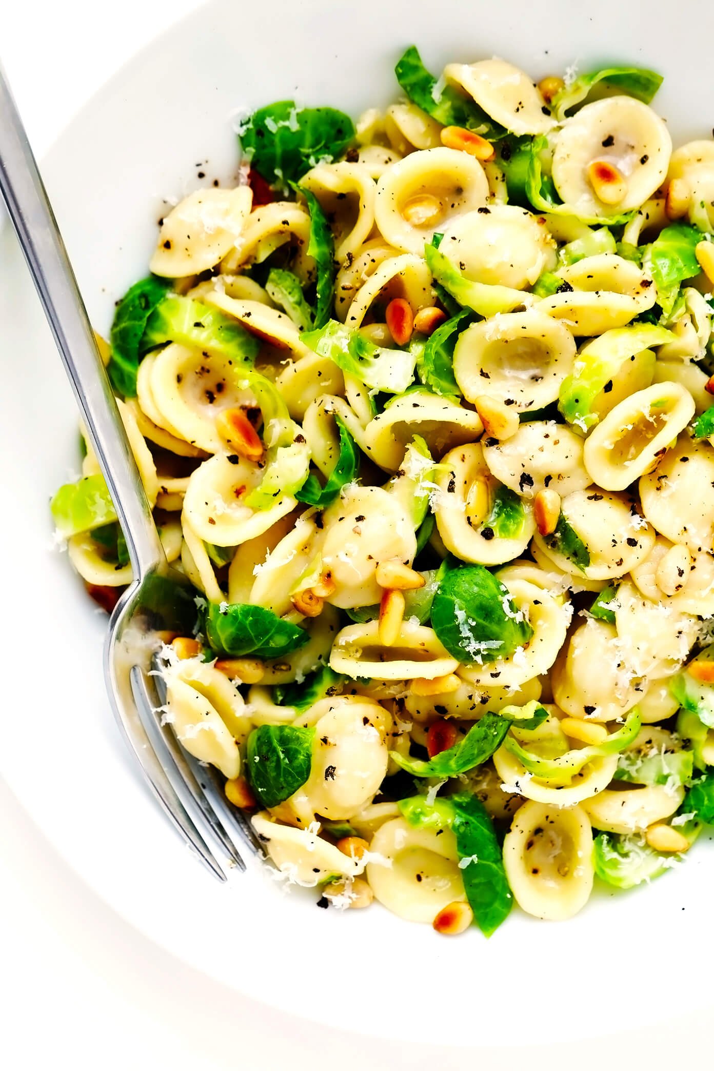 Macarrão com parmesão e couve-de-bruxelas