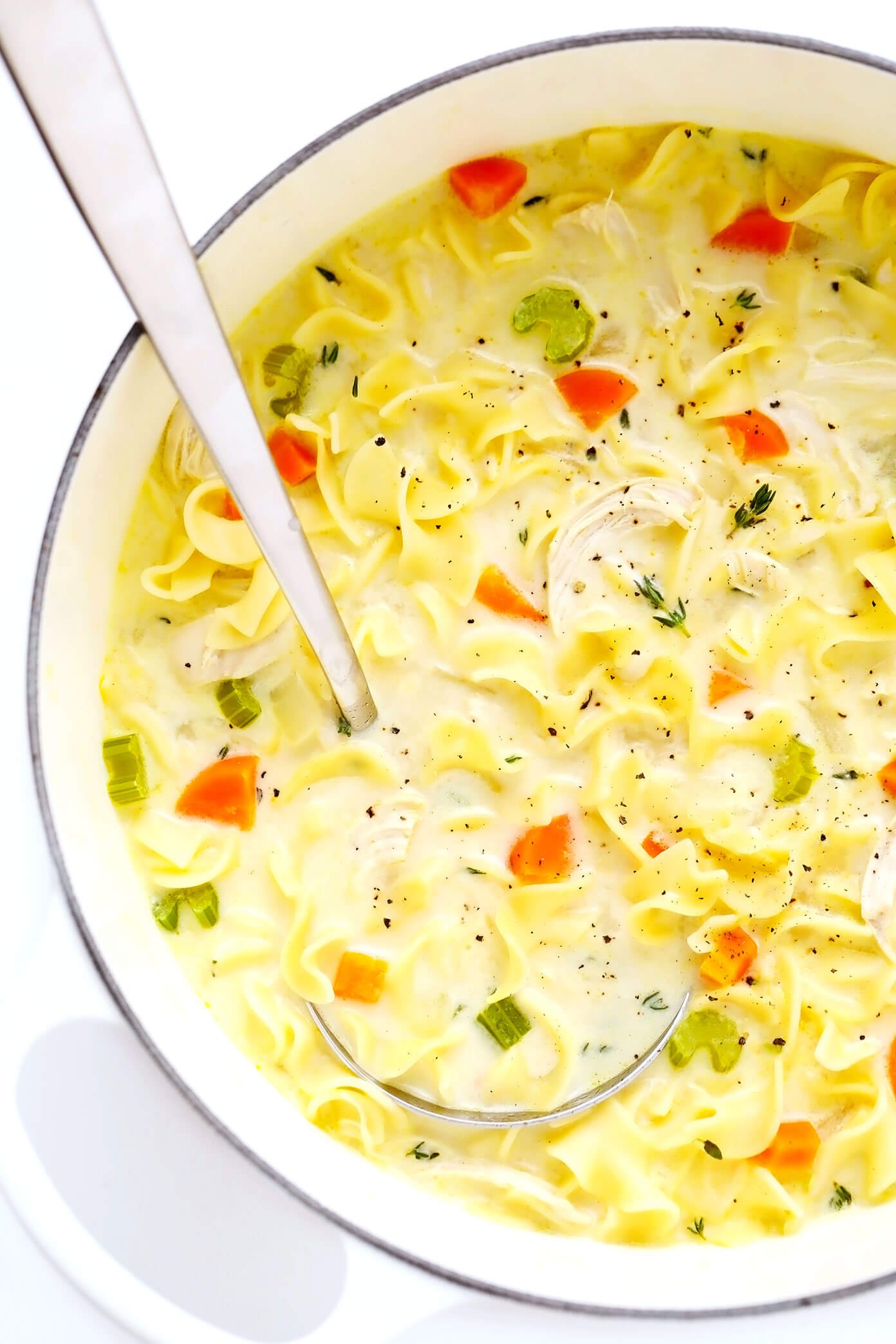 Sopa cremosa de macarrão com frango e limão