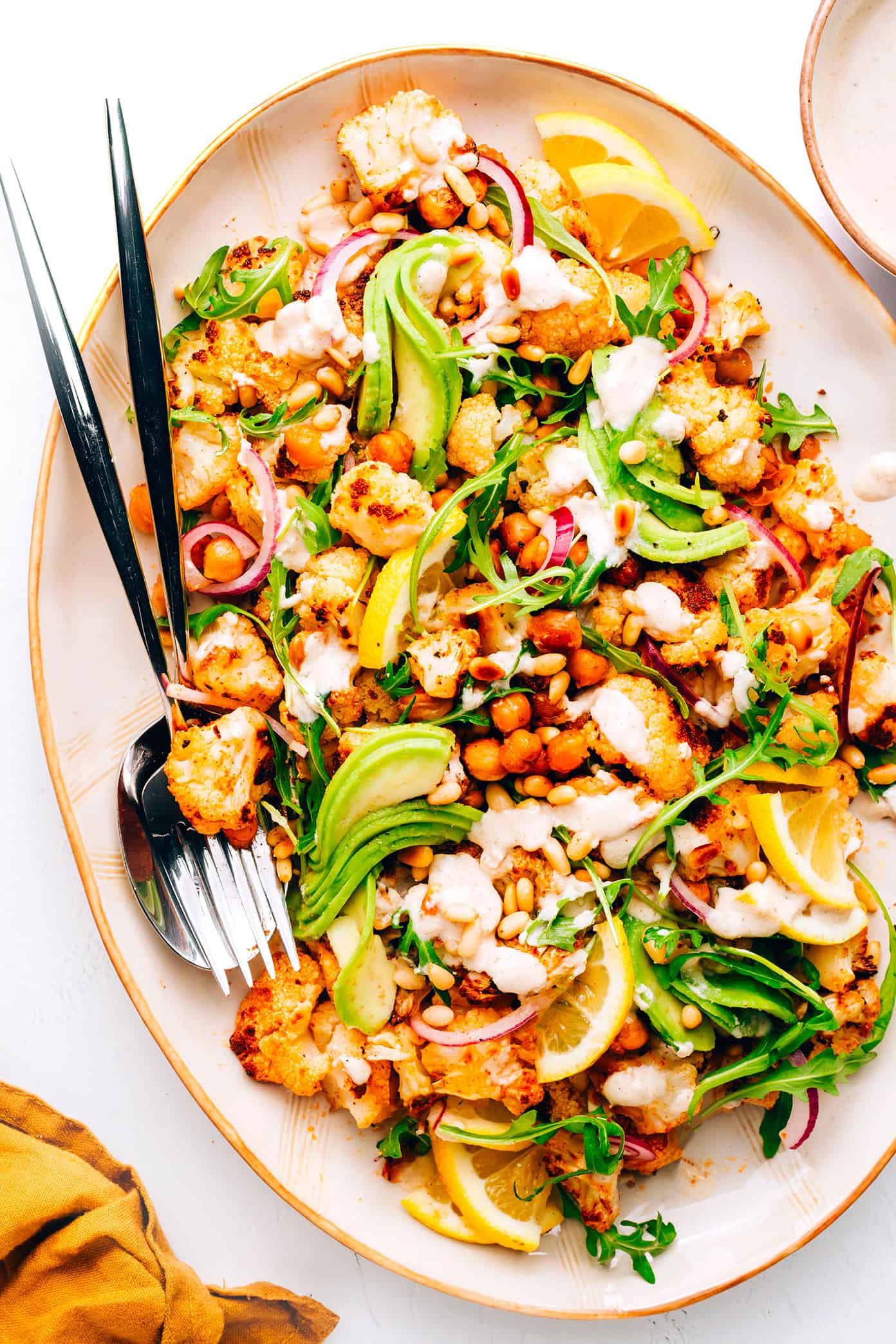 Salada de couve-flor assada, grão-de-bico e rúcula