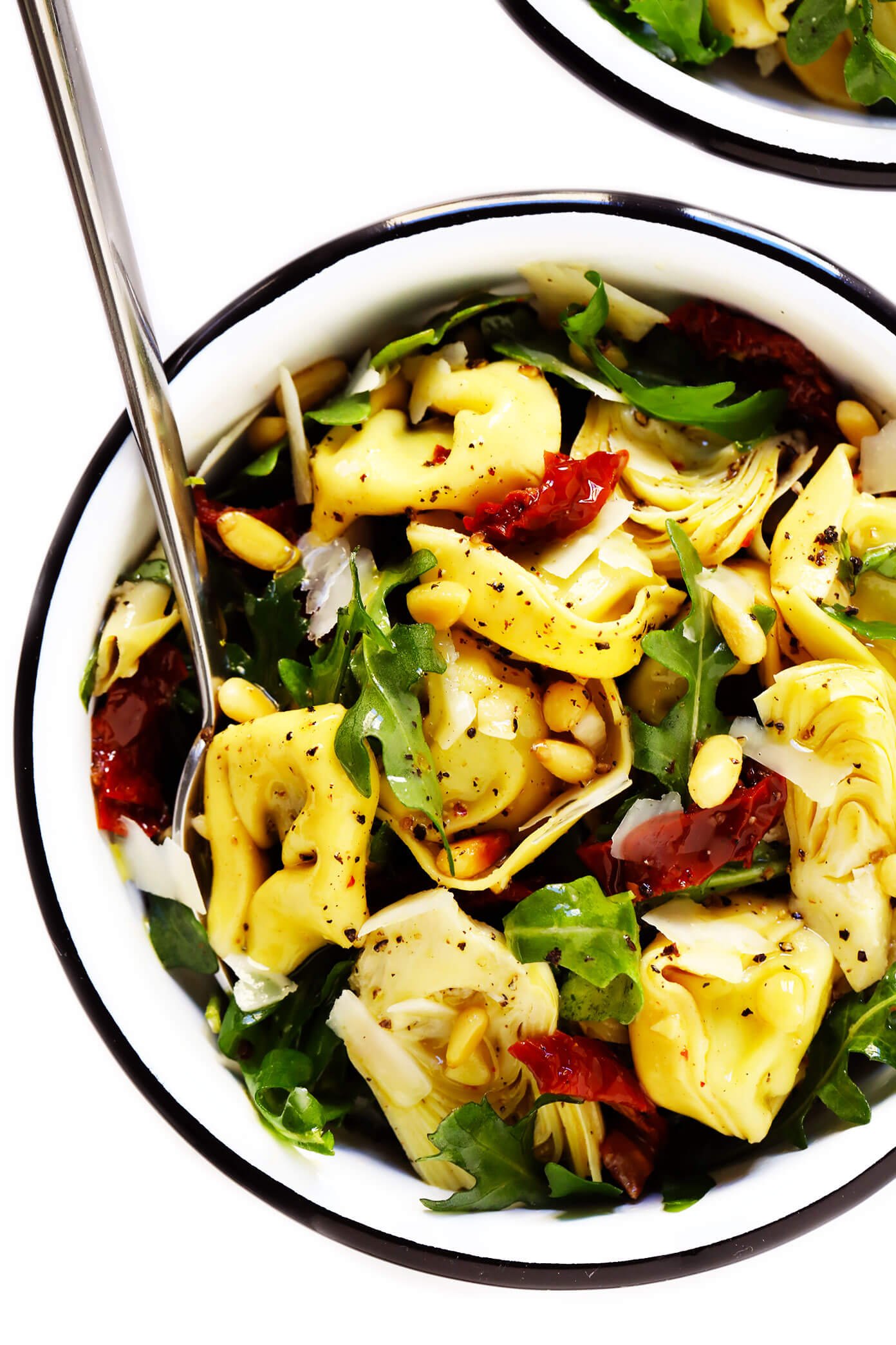 Salada de macarrão Tortellini com tomates secos ao sol e alcachofras